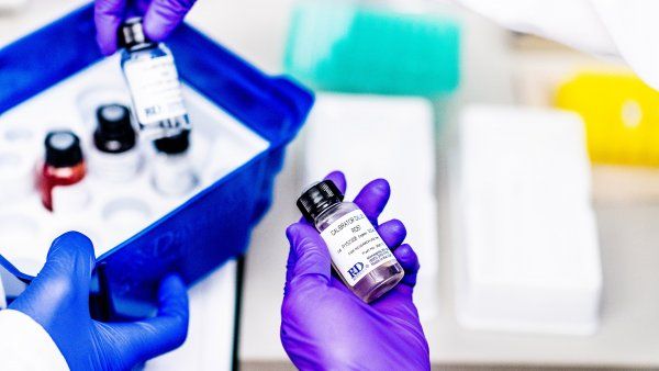 hands hold medicine in lab of Michael Matthay