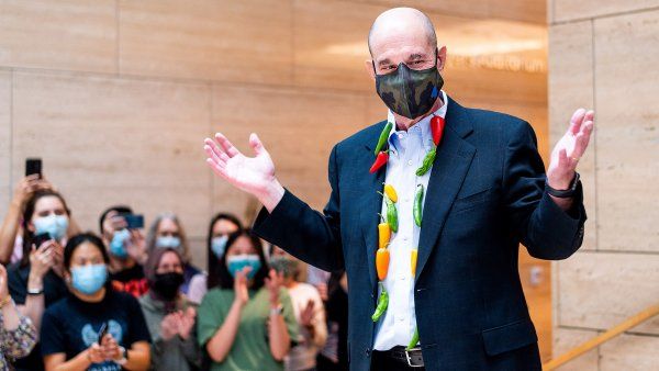 David Julius talks to a group in Genetech Hall while wearing a garland of chili peppers