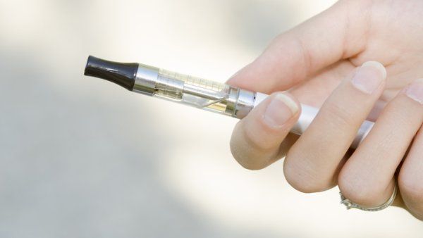 hand holding an electronic cigarette