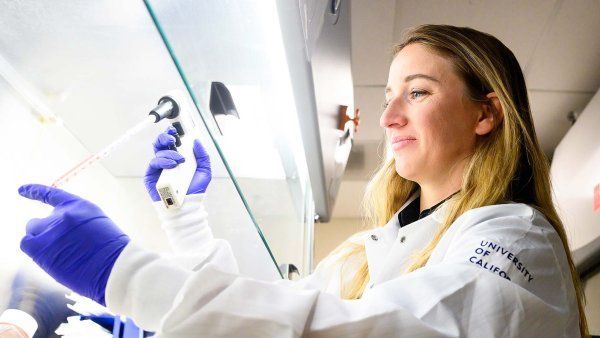 Caroline Vissers pipettes in her lab