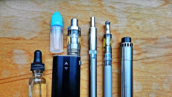 E-cigarette_vape_pen.jpg