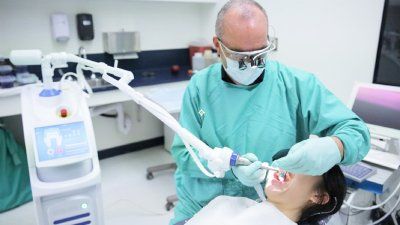 Peter_Rechmann_with_patient.jpg