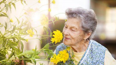 woman_smelling_flowers.jpg